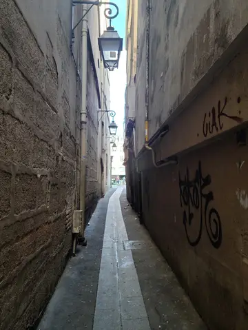 Narrowest street in Paris